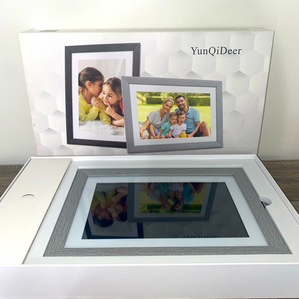 YunQiDeer 10.1 Inch WiFi Digital Picture Frame